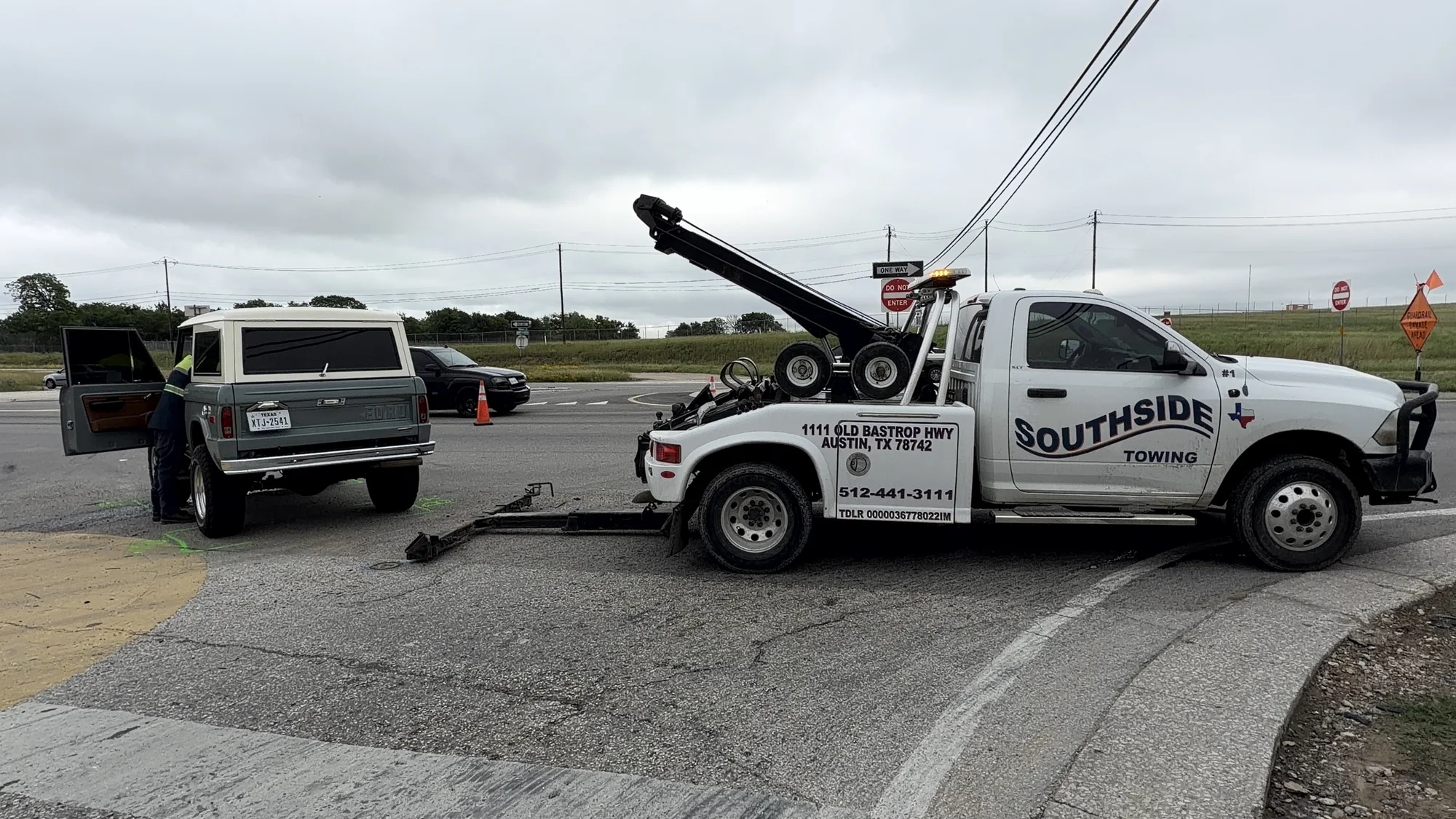 Southside Towing hooks up